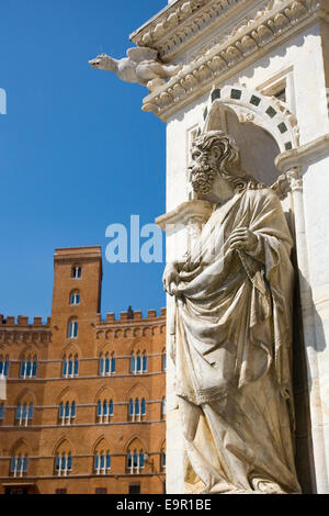 Siena, Toskana, Italien. Statue schmücken den Palazzo Pubblico (Palazzo Comunale) in Piazza del Campo. Stockfoto