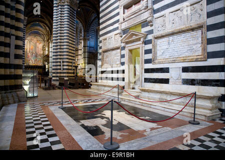 Siena, Toskana, Italien. Reich verzierte Marmor-Interieur der Kathedrale Santa Maria Assunta. Stockfoto