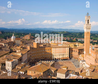 Siena, Toskana, Italien. Blick über die Piazza del Campo vom Dach des Museo dell'Opera Metropolitana. Stockfoto