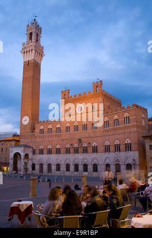 Siena, Toskana, Italien. Der Palazzo Pubblico (Palazzo Comunale) und Torre del Mangia beleuchtet in der Abenddämmerung, Piazza del Campo. Stockfoto