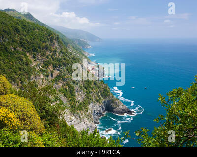 Vernazza, Nationalpark Cinque Terre, Ligurien, Italien. Blick auf den entfernten Dorf von Fußweg über zerklüftete Küste. Stockfoto