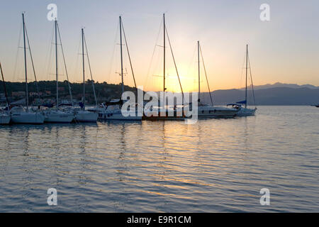 Portovenere, Ligurien, Italien. Blick über die Marina bei Sonnenaufgang. Stockfoto