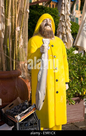 Portovenere, Ligurien, Italien. Lebensgroßes Modell eines lächelnden Fischers außerhalb Harbourfront Fischrestaurant. Stockfoto