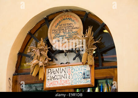 Siena, Toskana, Italien. Zeichen außerhalb Tante-Emma-Laden in über Tito alter traditioneller Speisen und Getränke Produkte verkaufen. Stockfoto