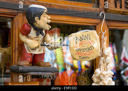 Siena, Toskana, Italien. Lustige Schild Tante-Emma-Laden in über Tito Alter traditionelle Lebensmittel zu verkaufen. Stockfoto