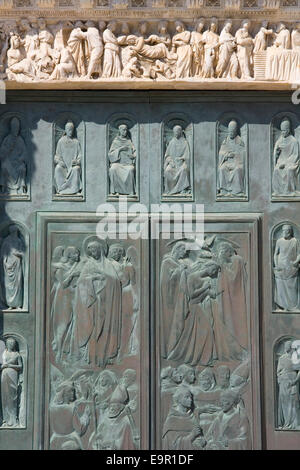 Siena, Toskana, Italien. Die Porta della Riconoscenza, wichtigsten West Tür der Kathedrale Santa Maria Assunta. Stockfoto