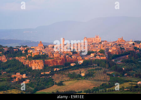 Orvieto, Umbrien, Italien. Blick auf die Skyline der Stadt über Agrarlandschaft, Sonnenuntergang. Stockfoto