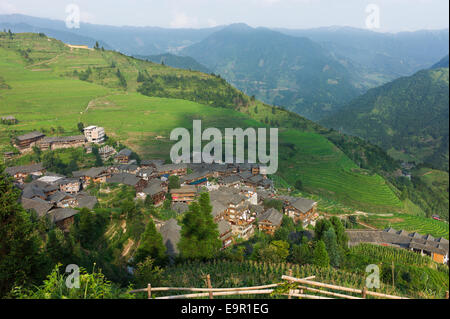 Dorf, Longsheng Reisterrassen, Dragon es Rückgrat, Longji, China. Stockfoto