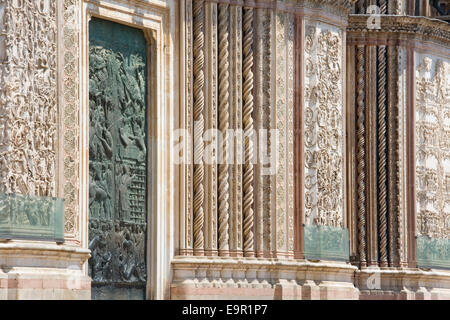 Orvieto, Umbrien, Italien. Reich verzierte Westfassade der Kathedrale. Stockfoto