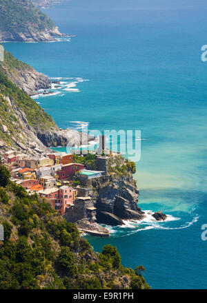 Vernazza, Nationalpark Cinque Terre, Ligurien, Italien. Blick auf das Dorf von Fußweg über zerklüftete Küste. Stockfoto