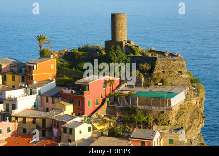 Vernazza, Nationalpark Cinque Terre, Ligurien, Italien. 15. Jahrhundert Wachturm und bunten Klippen Häuser. Stockfoto