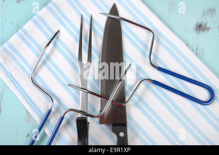 Gebratenem Truthahn schnitzen Geschirr set mit blassen blauen Streifen Schürze auf Vintage shabby chic Tischplatte. Stockfoto