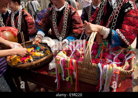 Miao-Frauen bunte Reis zu verteilen, während Schwester Menü Festival, Shidong, China Stockfoto