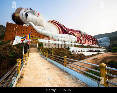 Die gewinnen Sein Taw Ya Reclining Buddha-Statue, die größten liegenden Buddha-Statue in der Welt, in der Nähe von Mawlamyine, Myanmar. Stockfoto