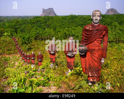 Hunderte von Statuen von buddhistischen Mönchen Almosen umgeben die massive zu gewinnen Sein Taw Ya Buddha in Mawlamyine, Myanmar. Stockfoto