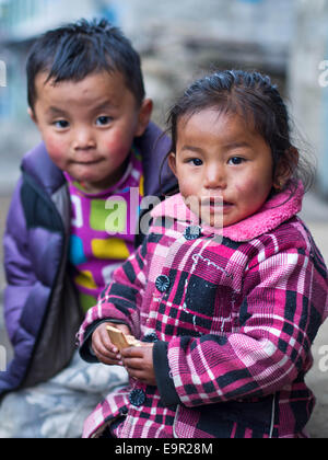 Nicht identifizierte Sherpa-Kinder in Lukla Dorf auf dem Weg zum Everest Base Camp in Nepal. Stockfoto