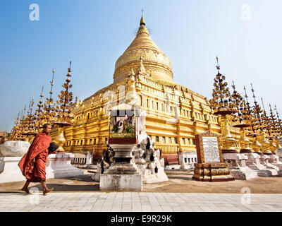 Ein buddhistischer Mönch zu Fuß rund um heilige Shwezigon Paya, einer der am meisten verehrten Pagoden in Myanmar, in Bagan, Myanmar (Burma). Stockfoto