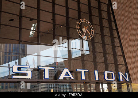 [Nur zur redaktionellen Verwendung] Teil der Haupteingang mit Uhr in Rotterdam Central Station, Niederlande Stockfoto