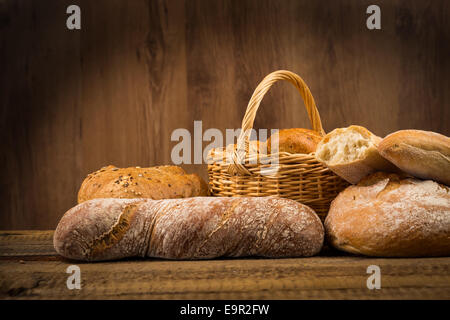 Auswahl an Brot, Backen Produkte auf Holztisch Stockfoto