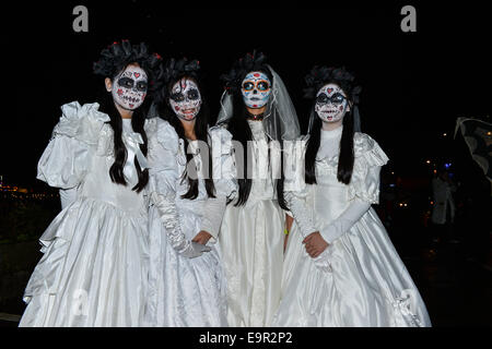 Stadt der Knochen Karnevalsumzug, Derry, Londonderry, Nordirland - 31. Oktober 2014.  Teilnehmer tragen gruselige Kostüme während der jährliche Halloween-Parade. © George Sweeney/Alamy Leben Stockfoto