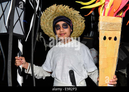 Stadt der Knochen Karnevalsumzug, Derry, Londonderry, Nordirland - 31. Oktober 2014.  Teilnehmer tragen gruselige Kostüme während der jährliche Halloween-Parade. © George Sweeney/Alamy Leben Stockfoto