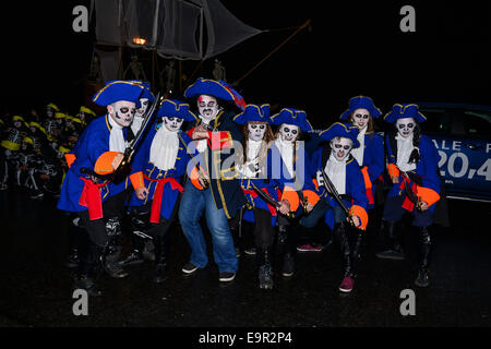 Stadt der Knochen Karnevalsumzug, Derry, Londonderry, Nordirland - 31. Oktober 2014.  Teilnehmer tragen gruselige Kostüme während der jährliche Halloween-Parade. © George Sweeney/Alamy Leben Stockfoto