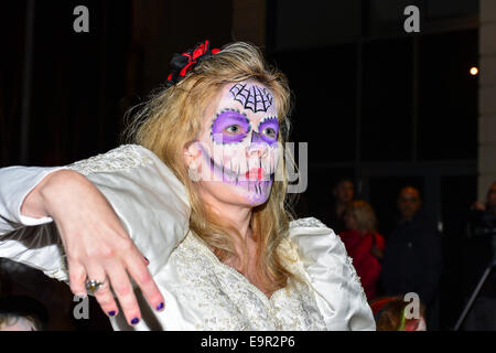 Stadt der Knochen Karnevalsumzug, Derry, Londonderry, Nordirland - 31. Oktober 2014.  Teilnehmer tragen gruselige Kostüme während der jährliche Halloween-Parade. © George Sweeney/Alamy Leben Stockfoto