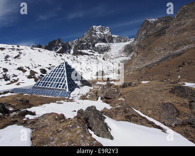 Ev-K2-CNR aka Italienische Pyramide, ein high-altitude Wissenschaftliche Forschungszentrum in der Nähe von Mount Everest im Khumbu in Nepal. Stockfoto