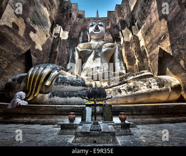 Antike Buddha-Statue im Wat Si Chum, Sukhothai historischen Park, Thailand. Stockfoto