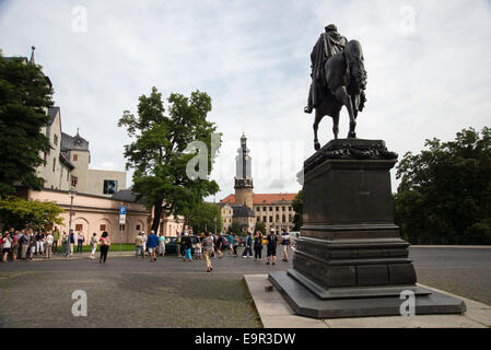 Blick auf Schloss in Weimar, die herzogliche Residenz mit Reiterstatue von Charles Augustus vor, Deutschland, Europa Stockfoto