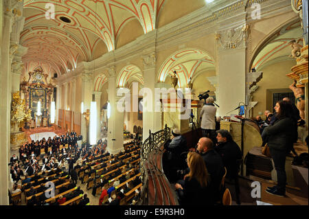 Eine frühe Komposition der argentinische Tenor José Cura, Stabat Mater, wurde im Welt-Premiere in der St Nicholas Cathedral in Budweis heute, am 31. Oktober 2014, im Rahmen eines Programms organisiert am Vorabend von Allerheiligen vorgestellt. Cura überlegte das Orchester selbst, aber schließlich beschloss er, den Staffelstab Maria De Rose, Dirigent des Orchesters der Südböhmischen Theater der Oper verlassen. Stabat Mater ist Teil des Oratoriums Ecce Homo, dass Cura 1988 komponiert als er 25 Jahre alt war. (CTK Foto/Vaclav Pancer) Stockfoto