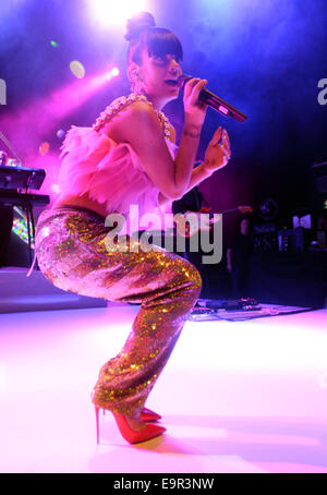 Lily Allen die live im Konzert Shepherds Bush mit: Lily Allen Where: London, Vereinigtes Königreich bei: 28. April 2014 Stockfoto