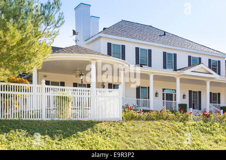 Schöne Custom Built Hause Fassade und Garten. Stockfoto