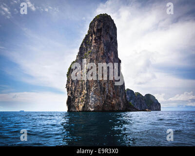Karst-Landschaft rund um Koh Phi Phi Insel, Provinz Krabi, Thailand. Stockfoto