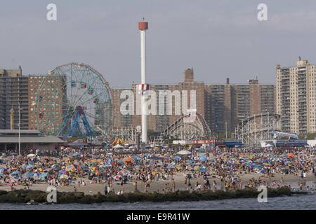 Einem warmen Sommertag am Strand von Coney Island, Brooklyn, New York. Stockfoto