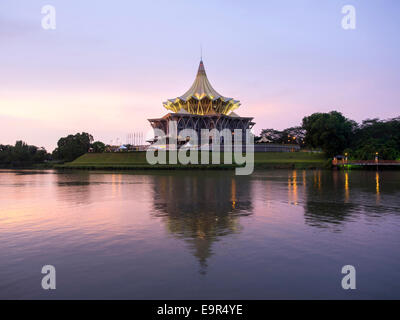 Die ikonischen Sarawak Zustand gesetzgebenden Versammlung Gebäude (Dewan Undangan Negeri) von der Uferpromenade in Kuching, Sarawak, Malaysia. Stockfoto