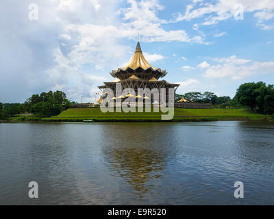 Die ikonischen Sarawak Zustand gesetzgebenden Versammlung Gebäude (Dewan Undangan Negeri) von der Uferpromenade in Kuching, Sarawak, Malaysia. Stockfoto