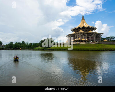 Die ikonischen Sarawak Zustand gesetzgebenden Versammlung Gebäude (Dewan Undangan Negeri) von der Uferpromenade in Kuching, Sarawak, Malaysia. Stockfoto
