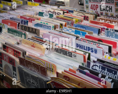 45 Schallplatten zum Verkauf an einem Marktstand Stockfoto