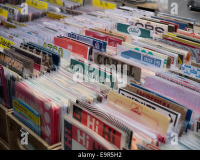 45 Schallplatten zum Verkauf an einem Marktstand Stockfoto