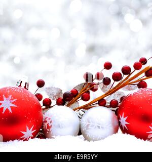 Christbaumkugeln und Zweige mit abstrakten Silber heller Hintergrund Stockfoto
