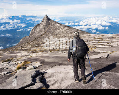 Wanderer an der Spitze des Mount Kinabalu in Sabah, Ost-Malaysia. Stockfoto