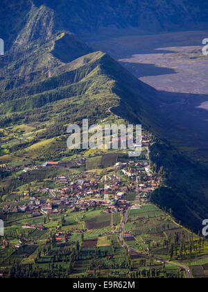 Luftaufnahme des Cemoro Lawang, einem kleinen Weiler Nord-östlich von Mount Bromo in Ost-Java, Indonesien. Stockfoto