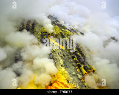 Keramische Rohre für den Schwefel Bergbau im Inneren des Vulkans Kawah Ijen, Ost-Java, Indonesien. Stockfoto