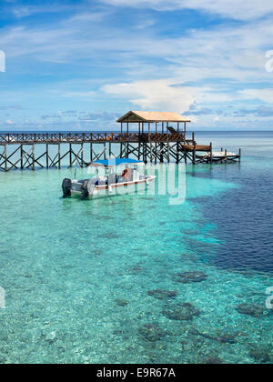 Boot neben Pier auf Welt berühmten Pulau Sipadan Island in Sabah, Ost-Malaysia. Stockfoto