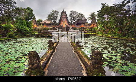 Lotus-Teich und Tempel Pura Saraswati in Ubud, Bali, Indonesien. Stockfoto