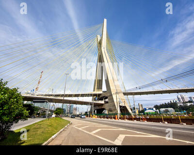 Octavio Frias de Oliveira Brücke, aka Ponte Estaiada in Sao Paulo, Brasilien. Stockfoto