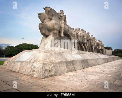 Das kultige Bandeiras Denkmal, aka Empurra-Empurra, im Ibirapuera Park in Sao Paulo, Brasilien. Stockfoto