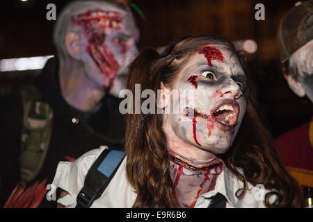 Bristol, UK. 31. Oktober 2014. Hunderte erwies sich als Zombies verkleidet und in Kunstblut auf Bristols jährlichen Zombie Walk die Parade durch die Innenstadt abgedeckt. Die Wanderung ist zeitlich zusammenfallen mit Halloween. Bildnachweis: Redorbital Fotografie/Alamy Live-Nachrichten Stockfoto