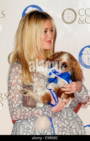 London, UK. 30. Oktober 2014. Laura Whitmore besuchen Battersea Hunde & Cats Home COLLERS & Mäntel GALA-BALL im Londoner Battersea Evolution 30. October2014. Bildnachweis: Peter Phillips/Alamy Live-Nachrichten Stockfoto